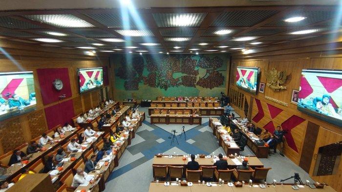 Raker Komisi X bersama Menteri Pemuda dan Olahraga (Menpora) dan Persatuan Sepakbola Seluruh Indonesia (PSSI), di Jakarta, Senin (4/12/2023). (Tribunnews/Alfarizy)