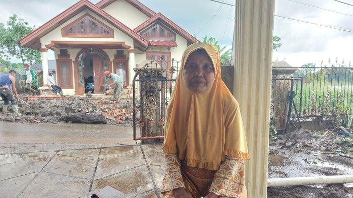 Nenek Zubaidah berbagi kisah menghadapi arus kuat banjir bandang atau galodo yang menerjang Sabtu (11/5/2024). Bagian depan rumah nenek Zubaidah dikepung banjir bandang setinggi 2 meter.