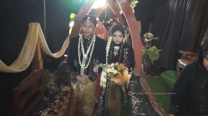 Prosesi ngunduh mantu pernikahan Ustazah Mumpuni dan Gus Fitroh di Temanggung, Rabu (1/5/2024).