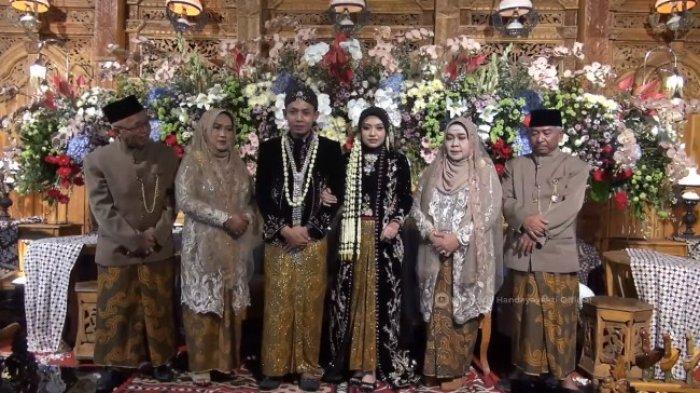 Prosesi ngunduh mantu pernikahan Ustazah Mumpuni dan Gus Fitroh di Temanggung, Rabu (1/5/2024).
