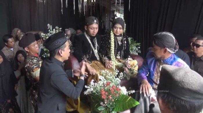Prosesi ngunduh mantu pernikahan Ustazah Mumpuni dan Gus Fitroh di Temanggung, Rabu (1/5/2024).