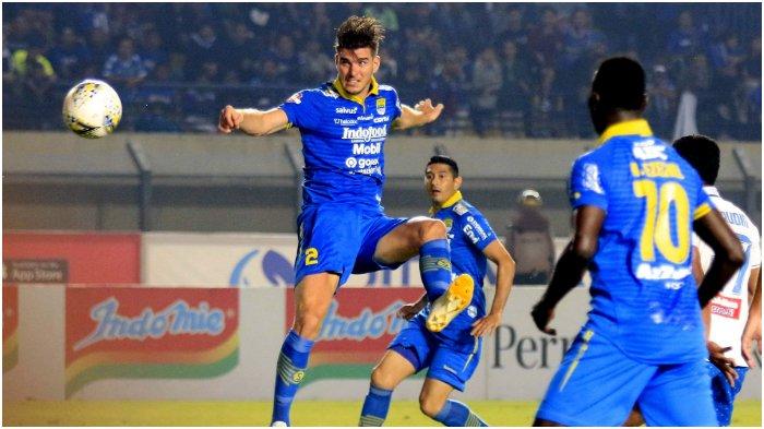 Nick Kuipers menyundul bola saat Persib Bandung menghadapi PSIS Semarang di Stadion Si Jalak Harupat, Bandung, Rabu (6/11/2019)