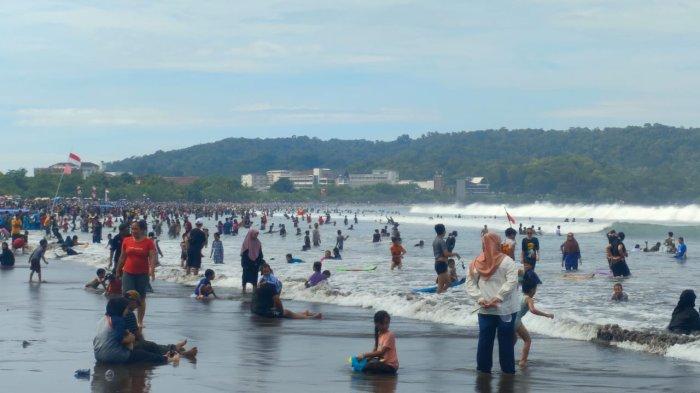 WISATAWAN BERMAIN - Aktivitas objek wisata di depan Pos 4 pantai barat Pangandaran, Sabtu (5/4/2025) pagi