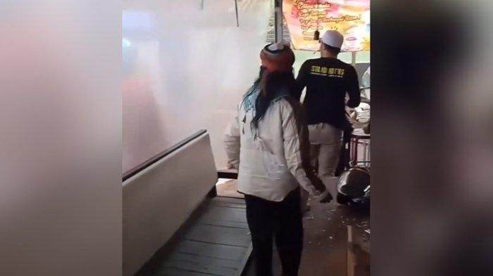 SWEEPING - Viral aksi sejumlah orang yang diketahui merupakan ormas Aliansi Umat Islam (AUI) mengobrak-abrik warung yang buka di siang hari saat bulan puasa, Sabtu (8/3/2025)