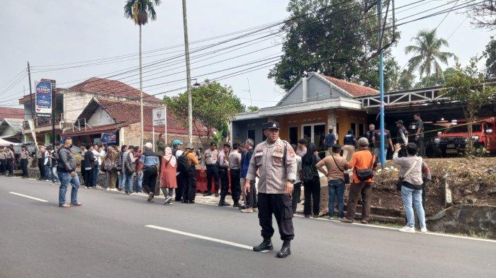 Warga penasaran ingin menyaksikan olah TKP kasus Subang, Pembunuhan Ibu dan Anak di Jalancagak Subang, Selasa (24/10/2023). Pihak Penyidik dari Direskrimum Polda Jabar membawa salah satu tersangka yakni Muhamad Ramdanu atau Danu.