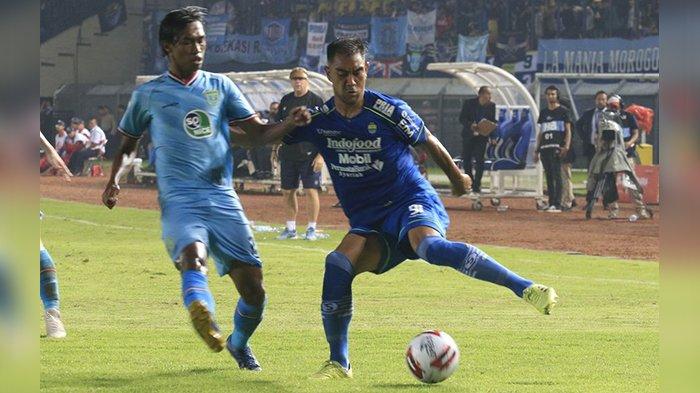 Gelandang Persib Bandung, Omid Nazari, dalam laga lawan Persela Lamongan di Liga 1 2020 di Stadion Si Jalak Harupat, Minggu (1/3/2020).
