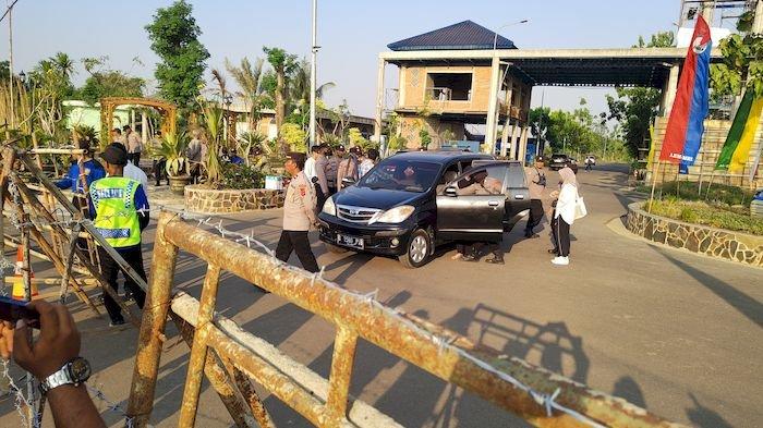 Polisi saat menggeledah kendaraan yang masuk dan keluar areal Ponpes Al Zaytun Indramayu, Jumat (4/8/2023).