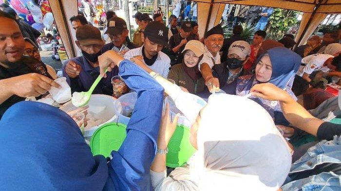 Masyarakat menyebur stan makanan gratis pada perayaan Hari Bhayangkara di Lapangan Gasibu, Bandung, Senin (1/7/2024).