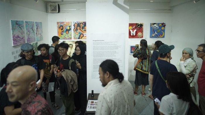 Suasana Pameran Kelompok Seniman Indonesia-Jepang di Bandung berjudul “Bridging Cultures” di Hallway Space, Pasar Kosambi, Jalan Ahmad Yani, Kota Bandung, Jumat (3/11/2023).
