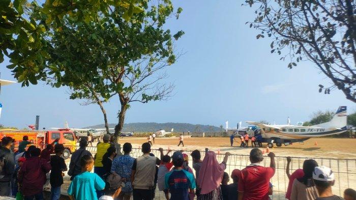 Para warga menyaksikan pesawat di Pangandaran Air Show yang digelar di Susi International Beach Strip Pamugaran, Kabupaten Pangandaran, Jumat (27/10/2023). Acara ini hanya berlangsung dua hari yakni tanggal 27-28 Oktober 2023.