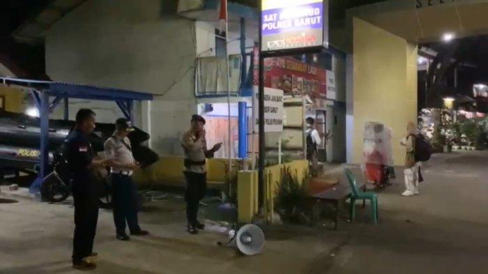 Anggota Polairud dan relawan turun ke jalan imbau warga pantai selatan Kabupaten Garut agar tidak panik usai terjadi gempa 6.5 magnitudo, Sabtu (27/4/2024) malam.