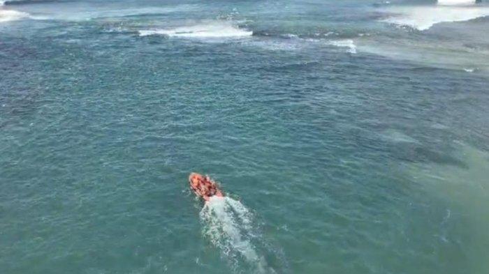 Tim SAR saat mencari ABK asal Garut yang hilang tenggelam di Laut Ujunggenteng, Sukabumi, Rabu (4/9/2024)