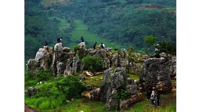 SWAFOTO DI STONE GARDEN --- Sejumlah pengunjung asyik berswafoto di kawasan hamparan batu di lingkungan Stone Garden, Kampung Giri Mulya, Desa Gunung Masigit, Kecamatan Cipatat, Kabupaten Bandung Barat, Senin (5/12/2016). Batu Gamping yaitu batuan endapan yang terbentuk di dasar lautan dan disusun berbagai cangkang binatang laut dalam kurun waktu jutaan tahun.