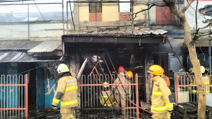 Petugas melakukan pendinginan di Pasar Simpang Dago, Kota Bandung yang terbakar, Jumat (26/7/2024) sekitar pukul 15.26 WIB.