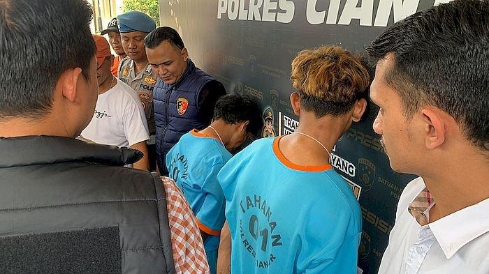 Kedua pelaku pembunuhan di Kecamatan Cibinong, Kabupaten Cianjur, diperlihatkankepada wartawan dalam konferensi pers di Mapolres Cianjur, Senin (25/9/2023).
