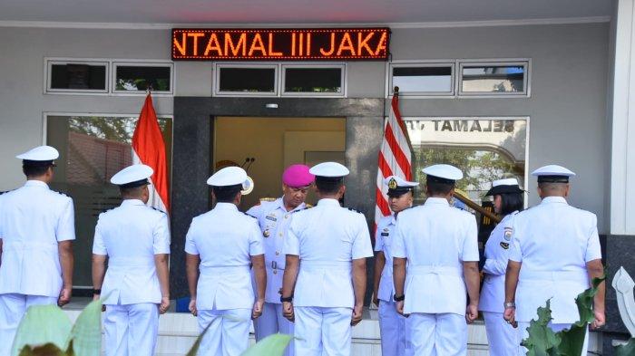 Danlantamal III Jakarta Brigjen TNI (Mar) Harry Indarto, S.E., M.M, melaksanakan prosesi penanggalan, dan penyematan tanda pangkat dan jabatan, terhadap pejabat lama dan pejabat baru yang dilantik di selasar Mako Lantamal III Jakarta Jl. Gunung Sahari No. 2, Jakarta Utara, Senin (7/10).