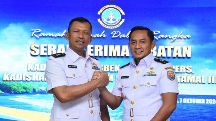 Salam komando Danlantamal III Jakarta Brigjen TNI (Mar) Harry Indarto, S.E., M.M, dengan Letkol Laut (KH) Asep Mulyadi, S.Pd., M.Tr.Opsla. yang kini menjabat sebagai Kadisminpers Lantamal III Jakarta.