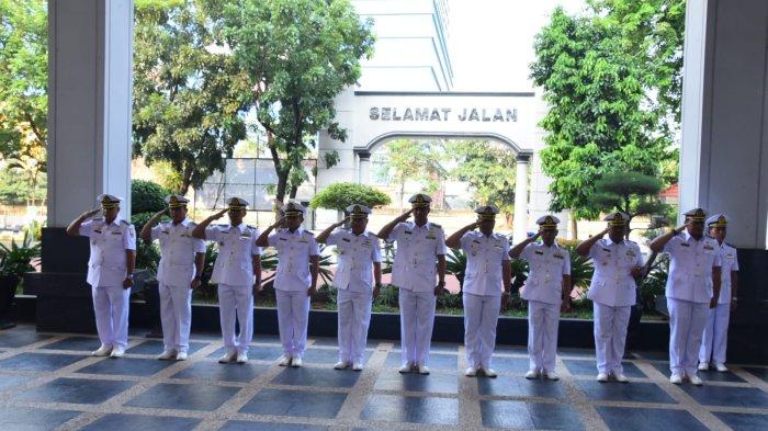 Para pejabat lama dan pejabat baru Lantamal III Jakarta melakukan penghormatan kepada pimpinan upacara pada prosesi serah terima jabatan lima pejabat penting Lantamal III Jakarta di selasar Mako Lantamal III Jakarta Jl. Gunung Sahari No. 2, Jakarta Utara, Senin (7/10).