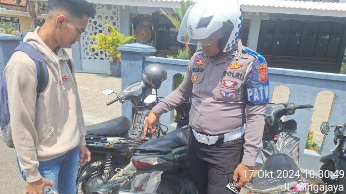 Polisi saat menindak pengendara motor yang pakai pelat nomor palsu ‘J 4 NDA’ di Kabupaten Indramayu, Kamis (17/10/2024)