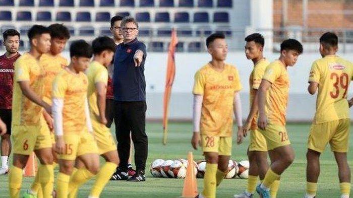 Pelatih Timnas U22 Vietnam, Philippe Troussier memimpin latihan untuk persiapan SEA Games 2023 di Kamboja.