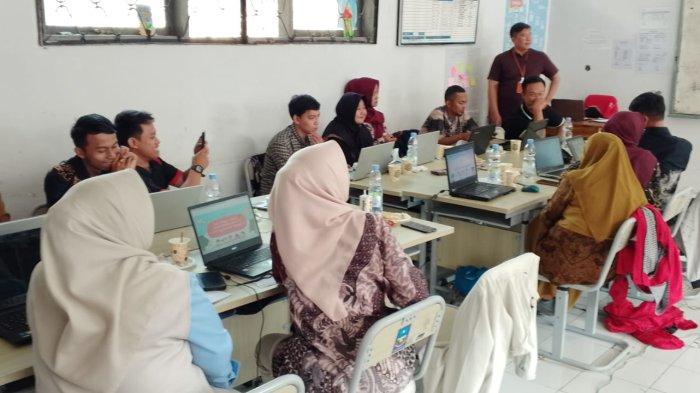 PELATIHAN - Sekitar 400 pendidik dari jenjang SD dan SMP yang berasal dari Kota Bandung dan Kabupaten Garut turut ambil bagian dalam program pelatihan seputar koding dan kecerdasan artifisial (AI).