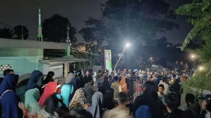 Suasana pengantar pemakaman Panji Nurhakim di Kampung Situgede, Desa Situgede, Kecamatan Karangpawitan, Kabupaten Garut, Jawa Barat, Minggu (15/10/2023). Panji merupakan aktivis kemanusiaan di Garut yang meninggal dunia akibat dianiaya geng motor.