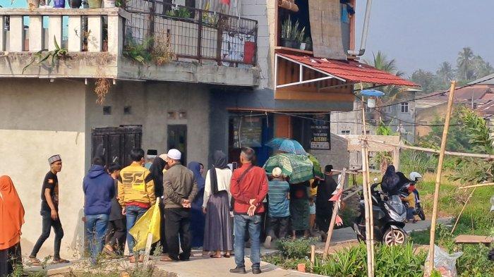 Iring-iringan pelayat yang akan memakamkan Dini Sera Afrianti di pemakanan umum Desa Babakan, Kecamatan Cisaat, Kabupaten Sukabumi, Jumat (6/10/2023). Dini meninggal dunia di Surabaya, diduga dianiaya pacarnya yang anak anggota DPR RI.