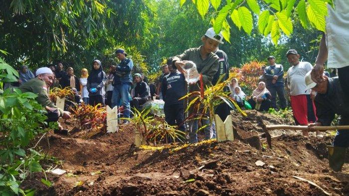 Suasana pemakaman korban meninggal tertabrak KA feeder kereta cepat Whoosh di tempat pemakaman umum (TPU), Kampung Sukamanah, RT 1/2, Desa Pangauban, Kecamatan Batujajar, KBB, Jumat (15/12/2023). Tampak suami korban (kiri) yang ditinggal istri dan dua anaknya.