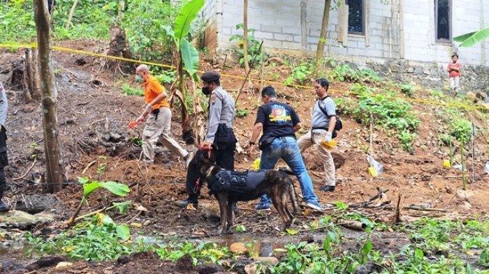 Tim Inafis saat masih mencari keberadaan 3 kerangka bayi lain yang dikubur di RT 1 RW 4 Kelurahan Tanjung, Kecamatan Purwokerto Selatan, Kabupaten Banyumas, dengan mengerahkan anjing pelacak, Senin (26/6/2023).