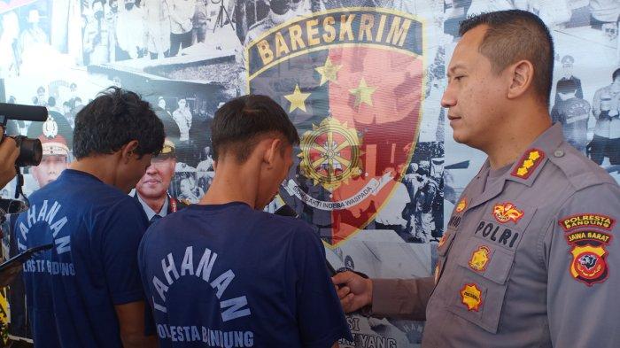 Pembunuh dan penadah mobil milik warga Karanganyar, Jawa Tengah yang ditemukan meninggal di Kampung Joglo, Desa Resmitinggal, Kecamatan Kertasari, Kabupaten Bandung, Sabtu (15/7/2023).