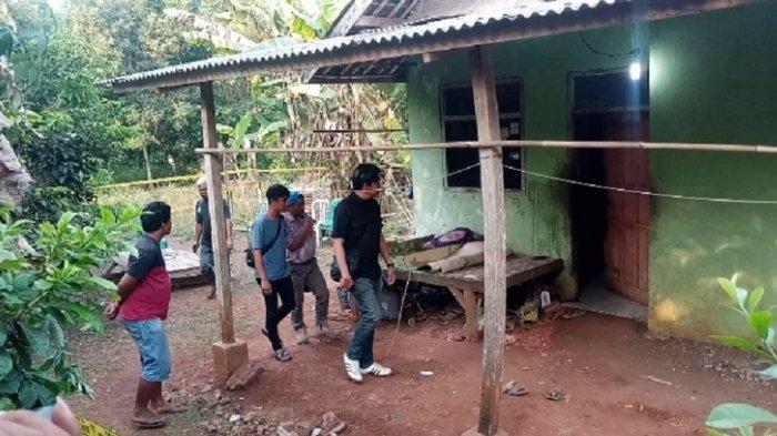 Polisi saat memeriksa TKP penemuan mayat perempuan paruh baya di yang bersimbah darah penuh luka di Dusun Cigoong RT 010/004 Desa Karanghegar Kecamatan Pabuaran Kabupaten Subang, Selasa (22/8/2023) petang. (Tribunjabar.id / Ahya Nurdin)