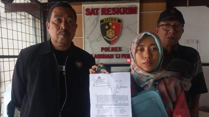 Intan Puspita Mayasari, pemilik Bakso Ronggolawe menunjukkan bukti lapor saat mengunjungi Polres Pelabuhan Tanjung Perak untuk memberikan keterangan sebagai pelapor mengenai tudingan menjual bakso tikus oleh TikToker.