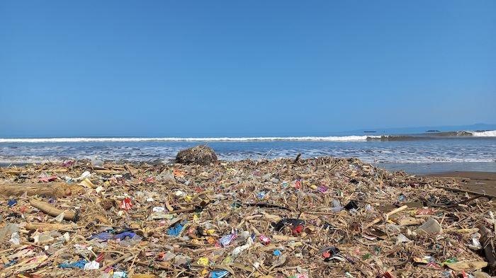 Penampakan tumpukan sampah di pantai Talanca, Desa Loji, Kecamatan Simpenan, Kabupaten Sukabumi, Jawa Barat, Kamis (25/5/2023). Tribun Jabar/M Rizal Jalaludin