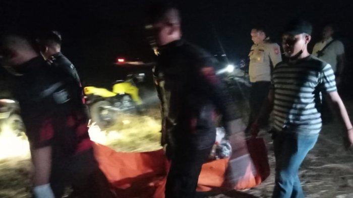 Polisi saat melakukan olah tempat kejadian perkara (TKP) di lokasi penemuan mayat laki-laki penuh luka di tengah sawah Desa Singaraja, Kecamatan/Kabupaten Indramayu, Kamis (28/9/2023) dini hari.