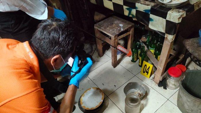 im Inafis Polres Tasikmalaya Kota ketika melakukan olah tempat kejadian perkara (TKP) penemuan seorang pengamen meninggal dunia di rumah temannya, Senin (2/9/2024).