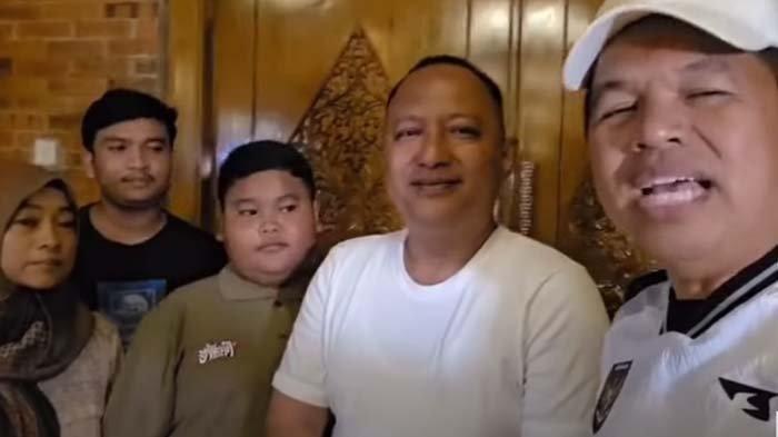 SOSOK PENGACARA - Potret osok pengacara yang menolong Zaki, bocah viral digugat kakek kandung gara-gara rumah warisan. Gubernur Dedi Mulyadi kagum.