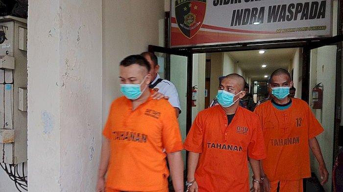 tiga pelaku pengeroyokan yang mengakibatkan seorang mahasiswa kritis. Ketiganya berada di Mapolres Sumedang, Senin (25/3/2024) sore.