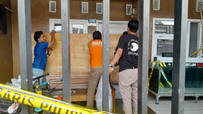 PASUTRI BERSIMBAH DARAH - Sejumlah anggota Tim Inafis Polres Karawang terlihat sedang melakukan olah TKP di sebuah rumah di Perum Lemahmulya Indah, Desa Lemahmulya, Kecamatan Majalaya, Karawang, Jawa Barat, Kamis (12/6/2025). Saat ditemukan ternyata sang istri telah tewas mengenaskan, suaminya kritis, sementara bayi di sampingnya tengkurap.