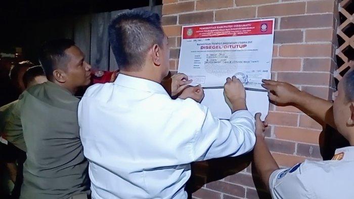 Satpol PP Indramayu saat melakukan penyegelan usaha penggergajian kayu milik Al Zaytun di Desa Eretan Kulon, Kecamatan Kandanghaur, Kabupaten Indramayu, Kamis (20/7/2023).