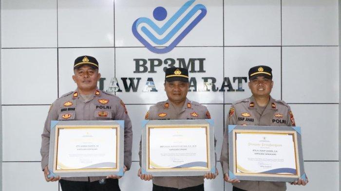 Tiga Kapolsek dari jajaran Polresta Bandung, mendapatkan penghargaan dari Badan Pelayanan Perlindungan Pekerja Imigran (BP3MI), Senin (5/2/2024). Penghargaan tersebut, terkait Penindakan dan Penegakan Hukum terhadap Sindikasi Kejahatan kepada Pekerja Migran Indonesia.