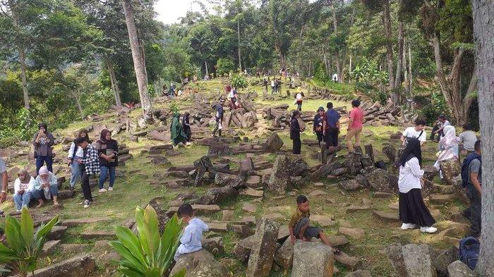 Dok. Pengunjung di Cagar Budaya Situs Megalitikum Gunung Padang, Kabupaten Cianjur, Rabu (4/5/2022).