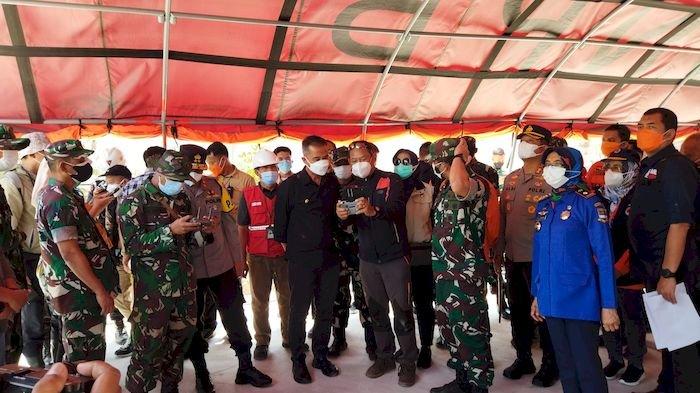 Penjabat Gubernur Jawa Barat, Bey Machmudin, saat meninjau TPA Sarimukti, Selasa (12/9/2023).