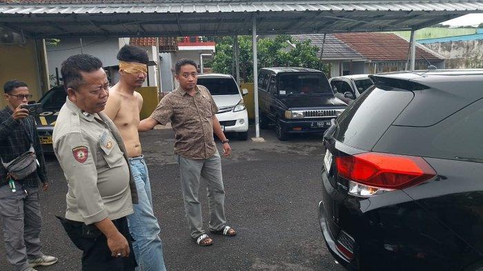 Polres Tasikmalaya Kota saat penangkapan pelaku perampokan di minimarket Kota Tasikmalaya, Kamis (9/1/2025).