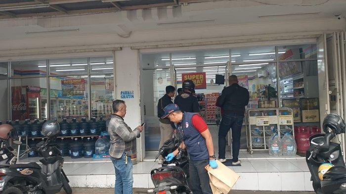 Polres Tasikmalaya Kota ketika melakukan olah tempat kejadian perkara perampokan di minimarket wilayah Kota Tasikmalaya, Kamis (9/1/2025).