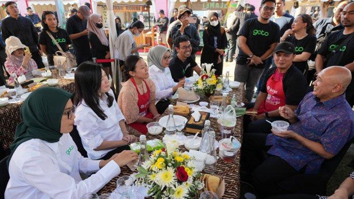 Menteri Koperasi dan UKM Teten Masduki sedang berbincang dengan perwakilan Mitra Usaha GoTo dari GoFood, ditemani oleh Director of External Affairs GoTo, Nila Marita dan Melissa Siska Juminto, Direktur, Presiden E-Commerce GoTo.