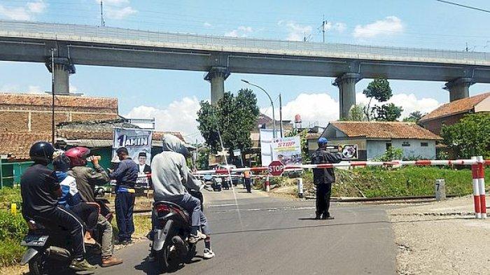 Suasana di Perlintasan Sebidang Kampung Sumur Bor, Desa Cilame, Kecamatan Ngamprah, Kabupaten Bandung Barat (KBB) setelah dipasang palang pintu, Jumat (22/12/2023)