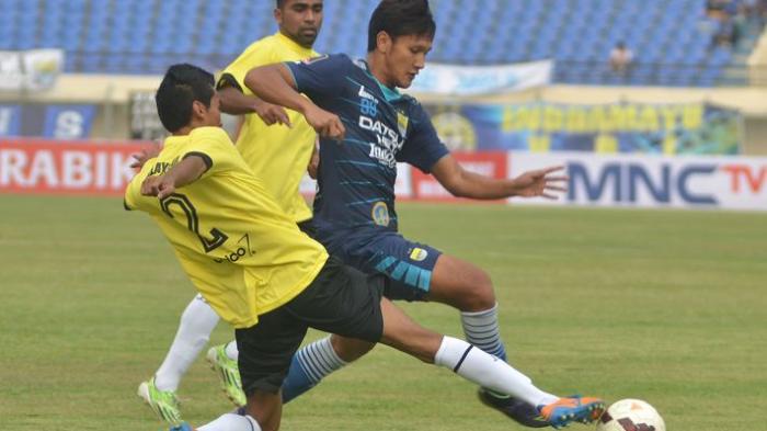 Yandi Sofyan Munawar saat masih berkostum Persib Bandung berusaha melewati dua pemain Malaysia All Stars pada laga persahabatan di Stadion Si Jalak Harupat, Sabtu (24/10/2015) sore.