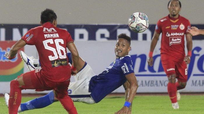 Wander Luiz (tengah) mendendang bola dalam kawalan pemain Persija Jakarta di laga Liga 1 2021/2022 di Stadion Manahan Solo, Sabtu (20/11/2021).