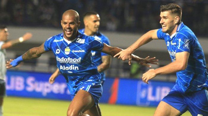 RAYAKAN KEMENANGAN : Pemain Persib Bandung David da Silva (tengah) bersama rekannya meluapkan ekspresinya setelah mencetak gol ke gawang Persita Tangerang pada pertandingan Liga 1 2023/2024 di Stadion Gelora Bandung Lautan Api, Minggu (1/10). Persib Bandung menang telak 5-0 atas Persita Tangerang, tiga gol disumbang David da Silva.