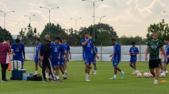 LATIHAN PERDANA - Para pemain Persib Bandung menggelar latihan perdana persiapan Liga 1 2025/2026 di Lapangan Pendamping Stadion GBLA, Kota Bandung, Senin (30/6/2025). 3 pemain asing belum gabung latihan yakni Adam Pryzbek, Julio Cesar dan Ramon Tanque.